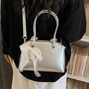 Silberne Damen Umhängetasche mit Spitzen Schleife Anhänger, elegante Tasche für den Alltag.