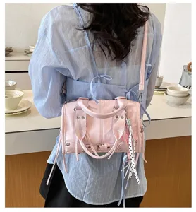 Rosa Motorrad Umhängetasche, PU Leder Handtasche mit großen Kapazität und schicken Nieten.