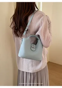 Hellblaue Schultertasche aus Leder für Damen, minimalistische Retro Pendler Handtasche.