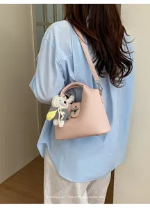 Rosa Schultertasche aus Kunstleder mit Bärenanhänger, elegante Damen Umhängetasche für Alltag.