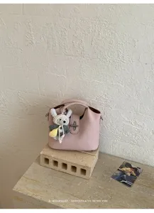 Elegante rosa Litschi-Muster Eimer Tasche mit Plüsch Anhänger für stylisches Pendeln.