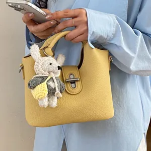 Damen Urban Minimalistisch Lychee-Muster Eimertasche Pendeln Schultertasche Umhängetasche Mit Metallschloss Und Tieranhänger Handtasche