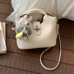 Beige Leder Eimer Tasche fuer Damen, schicke Pendler Schultertasche und Umhaengetasche Ansicht.