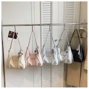 Elegante borsa a tracolla da donna shopper casual in pelle PU con ciondolo orsetto