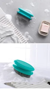 Wasborstel detailweergave met zachte grijze haren en handige ergonomische handgreep.