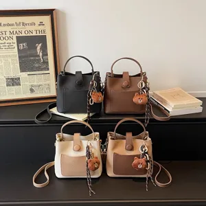 Sac Seau en Cuir PU pour Femme Pendentif Ours Mignon Tendance Bandoulière 2026 Neuf