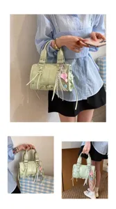 Hellgrüne Motorrad Handtasche mit stylischen Bändern, große Tragetasche für den Alltag.