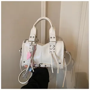 Weißte Motorrad Umhängetasche für Damen, trendige PU Leder Handtasche mit süßen Anhängern.