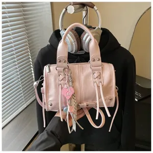 Rosa Motorrad Umhängetasche aus PU-Leder, Crossover-Tasche mit Herzanhänger und schicken Bändern.
