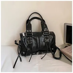 Detailansicht der schwarzen PU Leder Motorradtasche mit Metallringen und Riemen, vielseitig.