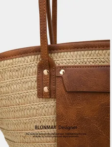Vue détaillée du sac cabas en paille, texture tissée et bordure en similicuir marron.