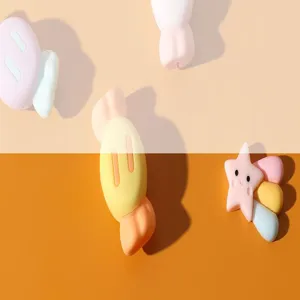 Détail de protecteur de câble en silicone, jolis designs d'étoile et bonbon pour chargeur.