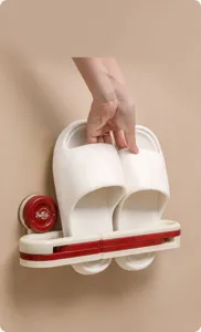 Détail d'un porte-pantoufles mural pliable avec design à ventouse et rangement de chaussures.