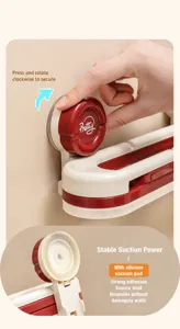 Vue détaillée du porte-pantoufles pliable à ventouse sous vide pour une installation facile.