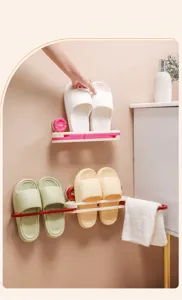 Détail de porte-pantoufles pliant mural montrant le rangement multicouche pour salle de bain.