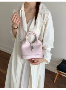 Sac seau élégant en cuir rose avec poignées et serrure pour les femmes actives !