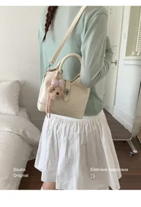 Sac seau chic pour femme avec charm ours, élégant sac à main et bandoulière en cuir PU.