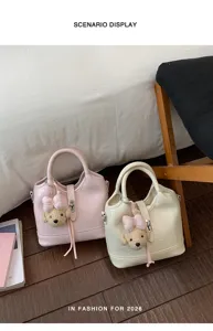 Sac seau élégant en cuir PU avec charm ours, sac à main tendance pour femme et usage quotidien.