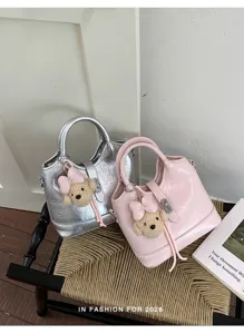 Sac seau élégant pour femmes avec pendentif ours, sac bandoulière en cuir PU tendance.