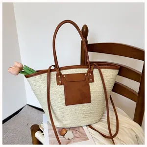 Vue détaillée du sac cabas en paille tissée avec anses en cuir marron et décor de tulipes.