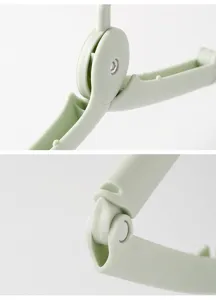 Détail de cintre de voyage pliable, conception en plastique léger et compact pour usage.