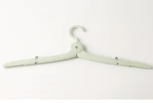 Vue de detail du cintre pliable et portable, leger et compact pour les voyages.