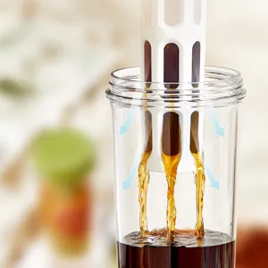 Botella de agua fría de plástico transparente con un núcleo de filtro de malla fina.