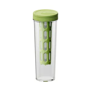 Botella de agua fría de plástico transparente con tapa verde y filtro para el hogar.
