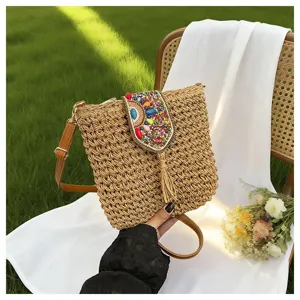 Bolso cruzado de paja tejida con borla de cuentas coloridas para tus vacaciones en la playa.