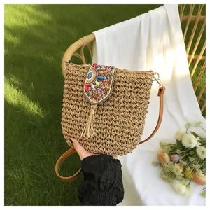 Bolso bandolera de paja con solapa de cuentas coloridas y borla, ideal para la playa y verano.