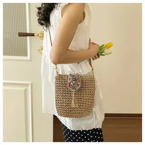 Bolso bandolera de paja tejida con solapa de cuentas coloridas ideal para la playa.