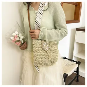 Elegante bolso cruzado de playa de paja tejida para mujer con bonita correa de lunares.