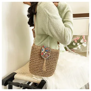 Bolso bandolera de paja tejida para mujer con cuentas de colores y solapa con borla.