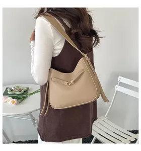 Korean style retro shoulder bag for women, chic PU leather hobo handbag with metal lock.