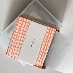 Dispenser di note adesivo minimalista con motivo a griglia arancione per ufficio e studio.