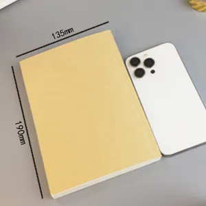 Minimalistisches leeres Notizbuch aus Kraftpapier, dicker Skizzenblock zum Zeichnen und Notieren.