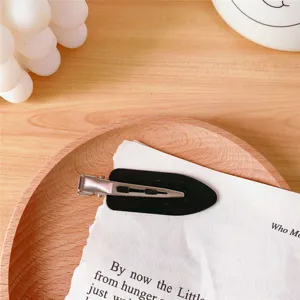 Black seamless hair clip duckbill sectioning clip for daily makeup and styling use detail shot.
