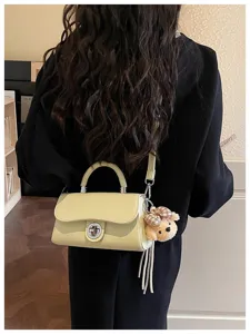 Chic borsa a tracolla in pelle giallo chiaro con ciondolo orsetto, elegante borsa da donna