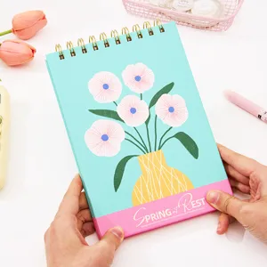 Süßes Spiralnotizbuch mit Blumenillustration, ästhetischer Tagesplaner für kreatives Schreiben.