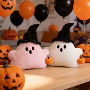 Peluche fantasma di Halloween con cappello da strega e zucca, morbido cuscino decorativo.
