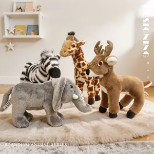 Joli set d'animaux en peluche debout avec éléphant, girafe, zèbre et cerf pour les enfants.