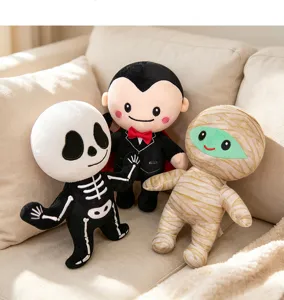 Gedetailleerd overzicht van schattige Halloween pluche speelgoed set skelet en mummie op bank.
