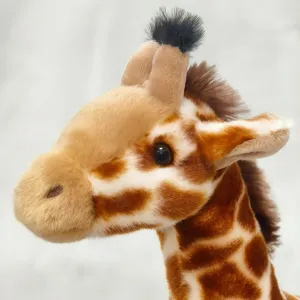 Gros plan de la tête de girafe en peluche réaliste, montrant texture douce et joli design.