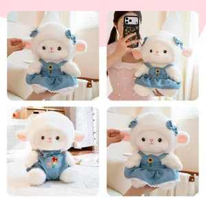 Détail de la peluche mouton douce avec une jolie robe en jean et de belles broderies.