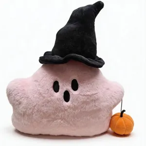 Cuscino in peluche fantasma rosa di Halloween con cappello da strega e decorazione di zucca.