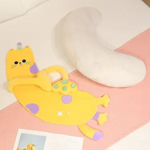 Schattig kattenlichaam kussen en wit halve maan pluche kussen voor comfortabel slapen.