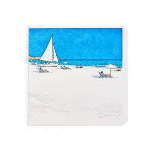 Cuaderno cuadrado con una encantadora cubierta de arte de playa y velero para escritura creativa.