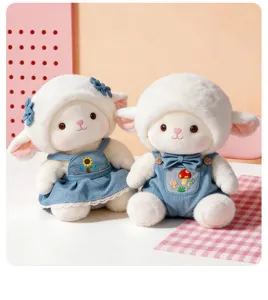 Adorable poupée en peluche de mouton en couple avec des tenues en jean, cadeau doux pour filles.