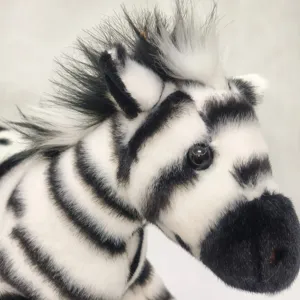 Gros plan detaille du jouet en peluche de zebre avec une belle fourrure douce.