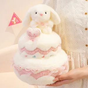 Jolie peluche gateau d'anniversaire a deux etages avec adorable lapin, doudou pour enfants.